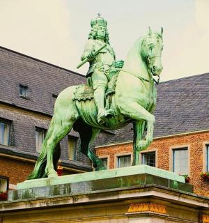 建筑物前有一尊骑马男子的雕像