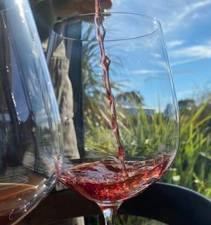 一杯红酒正在倒