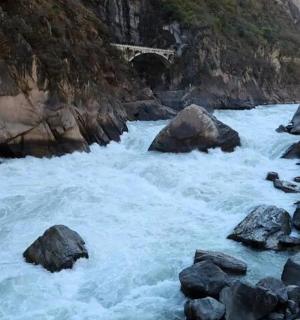 背景中有岩石和桥梁的河流