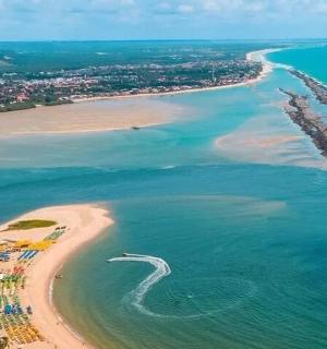 letecký pohled na pláž a oceán