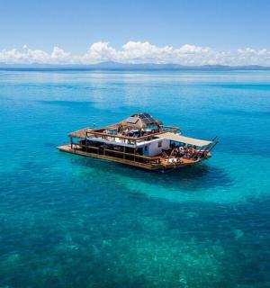 一艘位于一大片水域中间的船