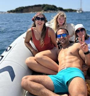 一群人坐在水上的船上