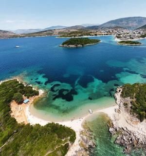 ostrov v oceánu s tyrkysovou vodou