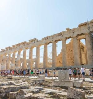 skupina lidí stojící před akropolí