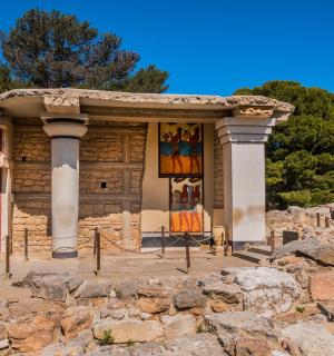 岩石山顶上的建筑