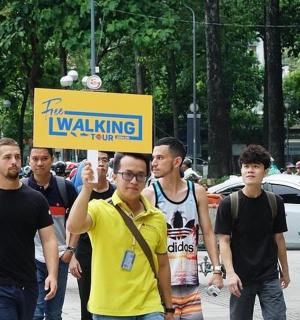 一名男子举着写有“人行道”的牌子