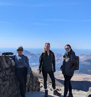 三个女人站在石墙上