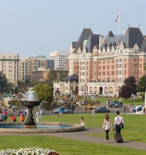 一群人在有喷泉的公园里散步