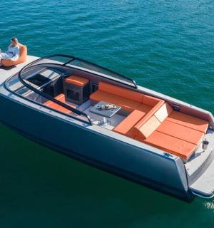 skupina lidí sedících na lodi ve vodě