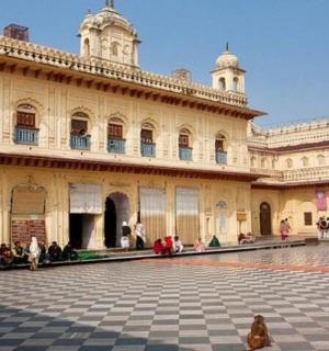 skupina lidí sedících na nádvoří budovy