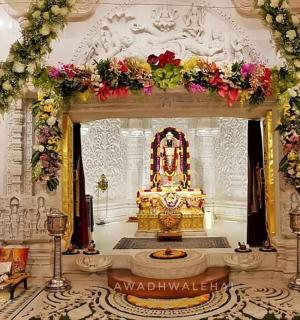 建筑物内有一座大祭坛，上面摆满了鲜花和祭坛