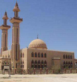 一座有两座塔楼的清真寺的大楼