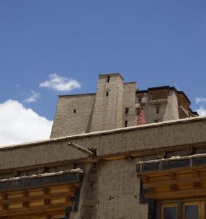 стара будівля з вежею на вершині