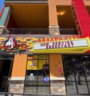 průčelí budovy s cedulemi