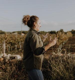 一名女子站在田野里与另一名女子交谈