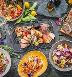 桌子上摆着许多盘子的食物