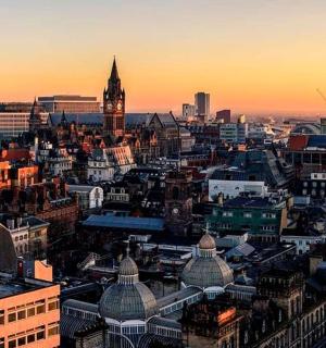 日落时的城市鸟瞰图