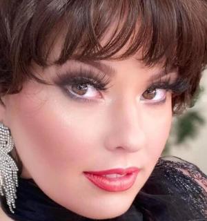 一位留着短发、涂着红色口红的女士