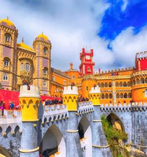 一座前面有桥的大楼