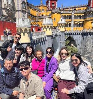 一群人在城堡前摆姿势