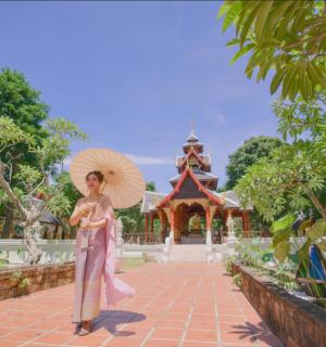 一名女子在建筑物前撑着伞