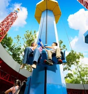 两个男人坐在过山车上