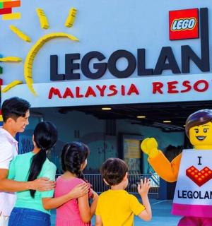 一群人站在乐高岛标志前