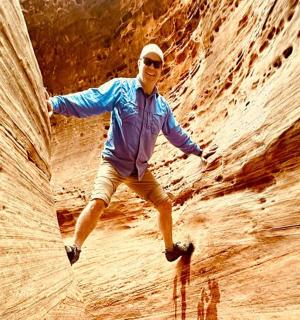 muž prochází kaňonem