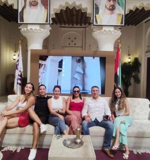 skupina lidí sedících na gauči v pokoji