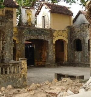 一座前面有一棵树的老建筑