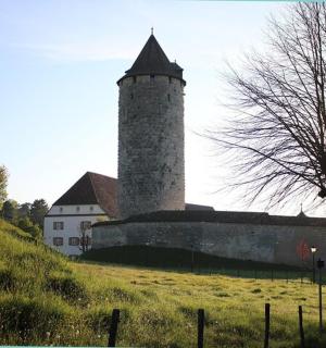 budova s věží na vrcholu kopce