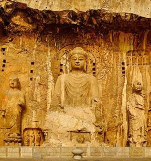 velká kamenná zeď se sochou