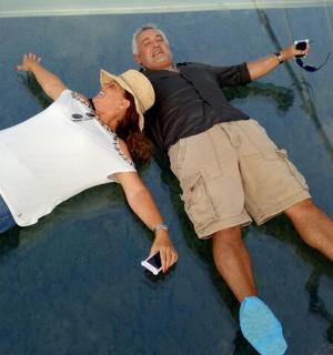 一男一女躺在玻璃天花板上