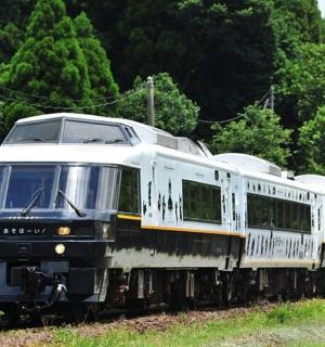 一列白色火车沿着铁轨行驶