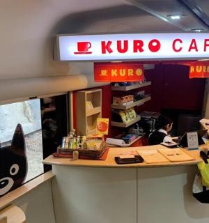 有柜台的电影院咖啡馆，柜台旁坐着一个人