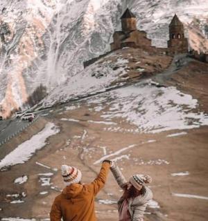 两个人站在城堡模型上