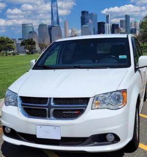 一辆白色汽车停在停车场