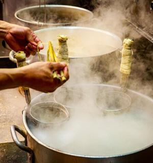 一个人正在锅里煮食物