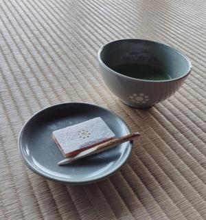 桌上的盘子和一杯咖啡