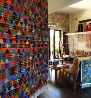 eine mit bunten Fliesen bedeckte Wand in einem Raum