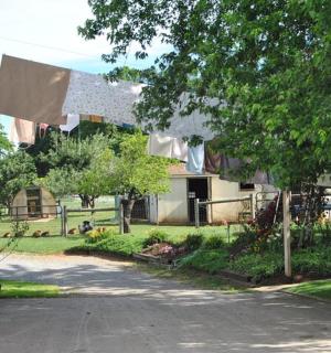 dům s oblečením visícím na šňůře na prádlo