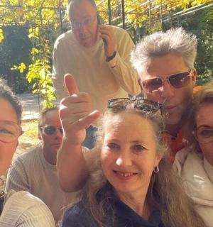 一群人摆姿势拍照