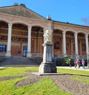 前面有一根柱子的建筑物