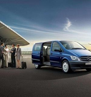 一群人站在一辆蓝色货车前