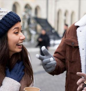 一群人在街上说说笑笑