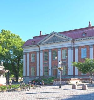 一座前面有喷泉的大型砖砌建筑