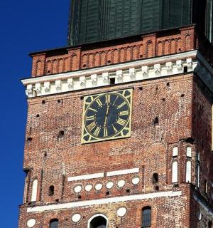 一座高大的砖塔，上面有一座钟