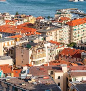 一组橙色屋顶的建筑和海洋