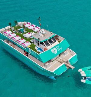 velká loď plující na vodě