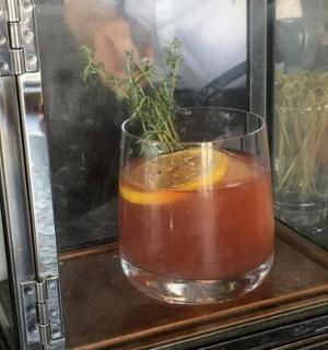 nápoj ve sklenici na dřevěném stole